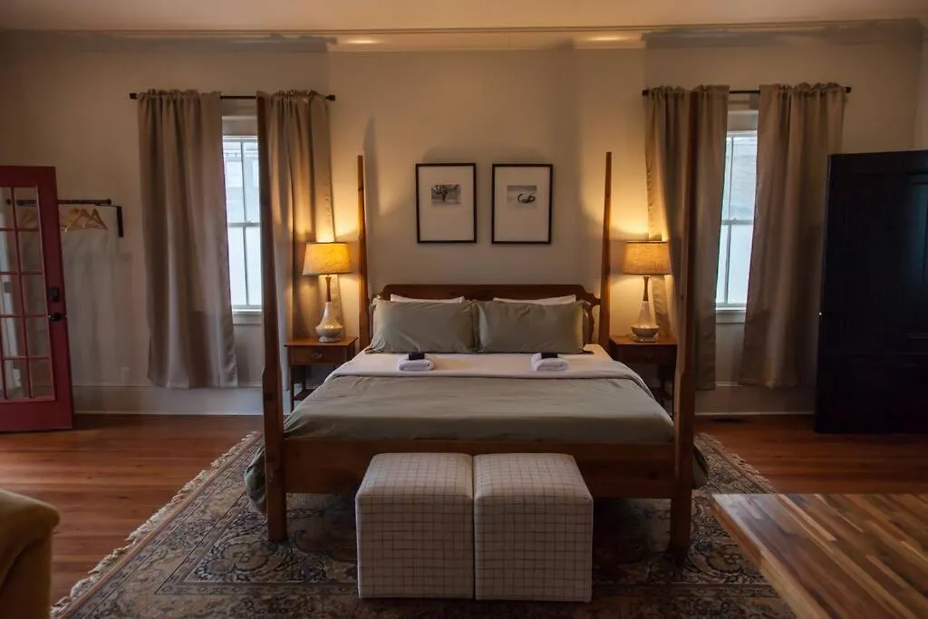 Feriehus Secret Garden W/ Hot Tub: Near Forsyth Park