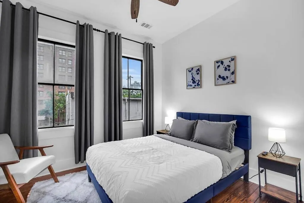 Modern Living In Thomas Square! Daire