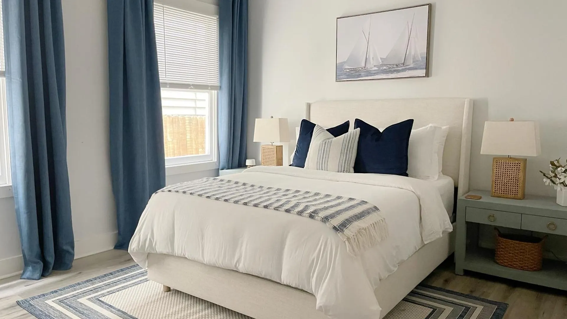 New! Stylish 1900s Renovated Duplex Building Near Forsyth & River St
