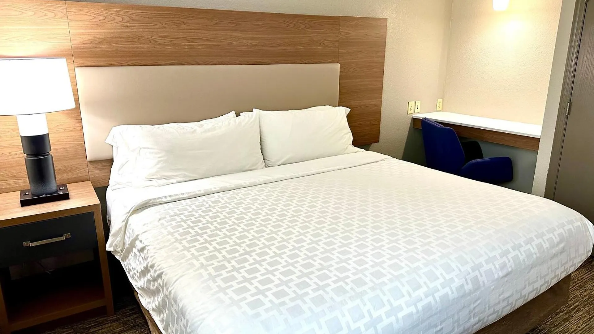 Hotel Candlewood Airport By Ihg 3*