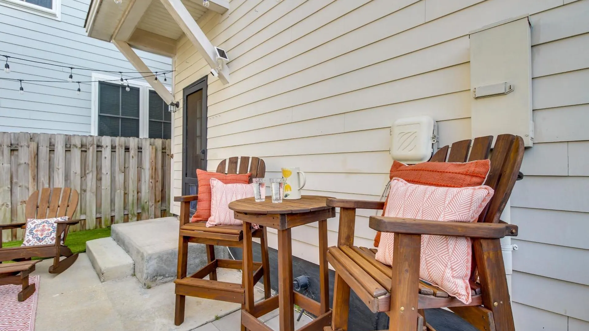 Chic Thomas Square In Walkable Location! Savannah