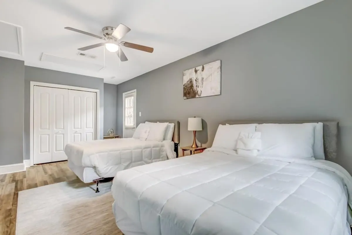 Near Dining & Downtown- Moon River District Digs Holiday home