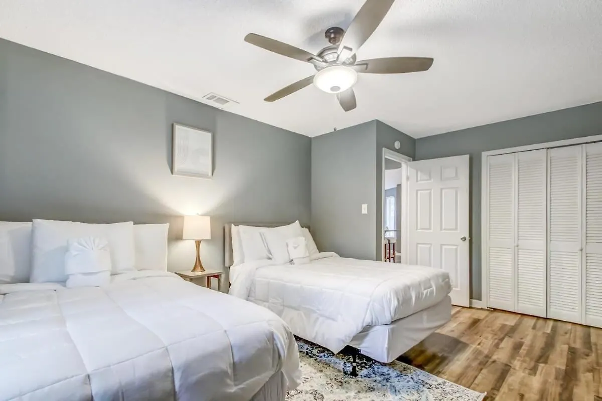 Near Dining & Downtown- Moon River District Digs Holiday home