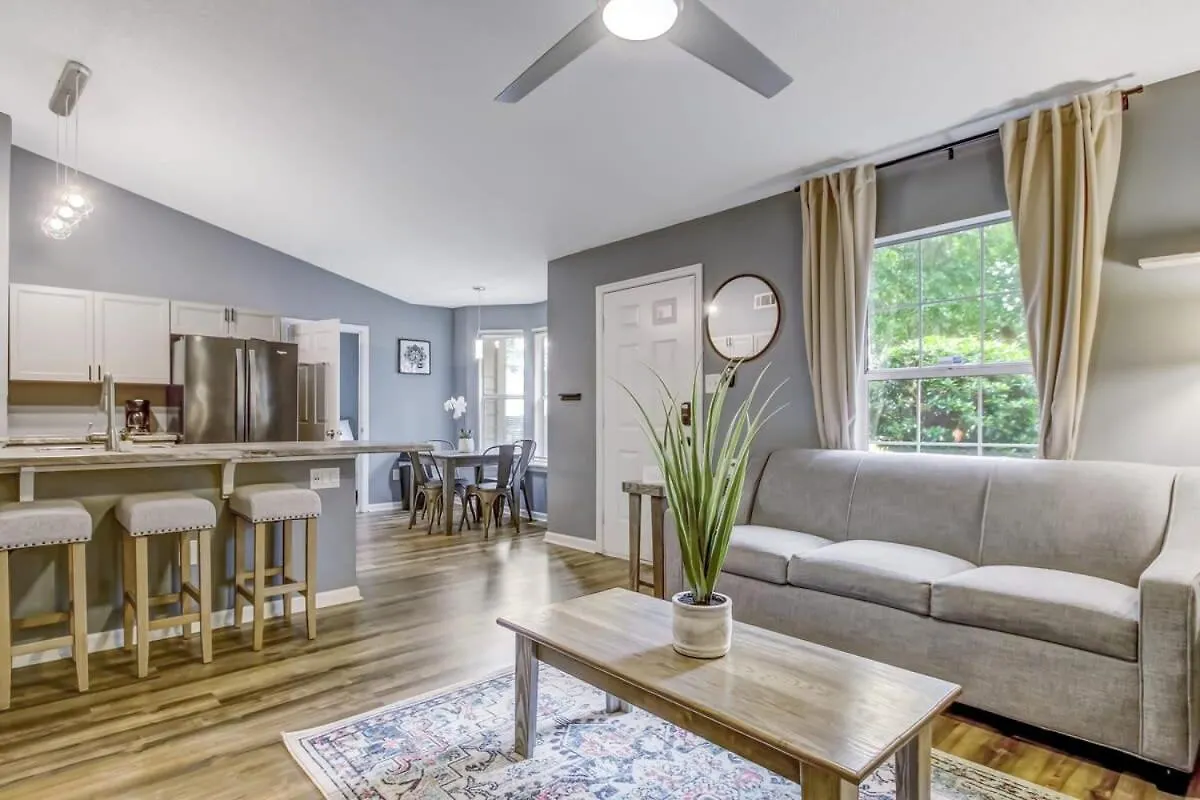 Near Dining & Downtown- Moon River District Digs Holiday home *