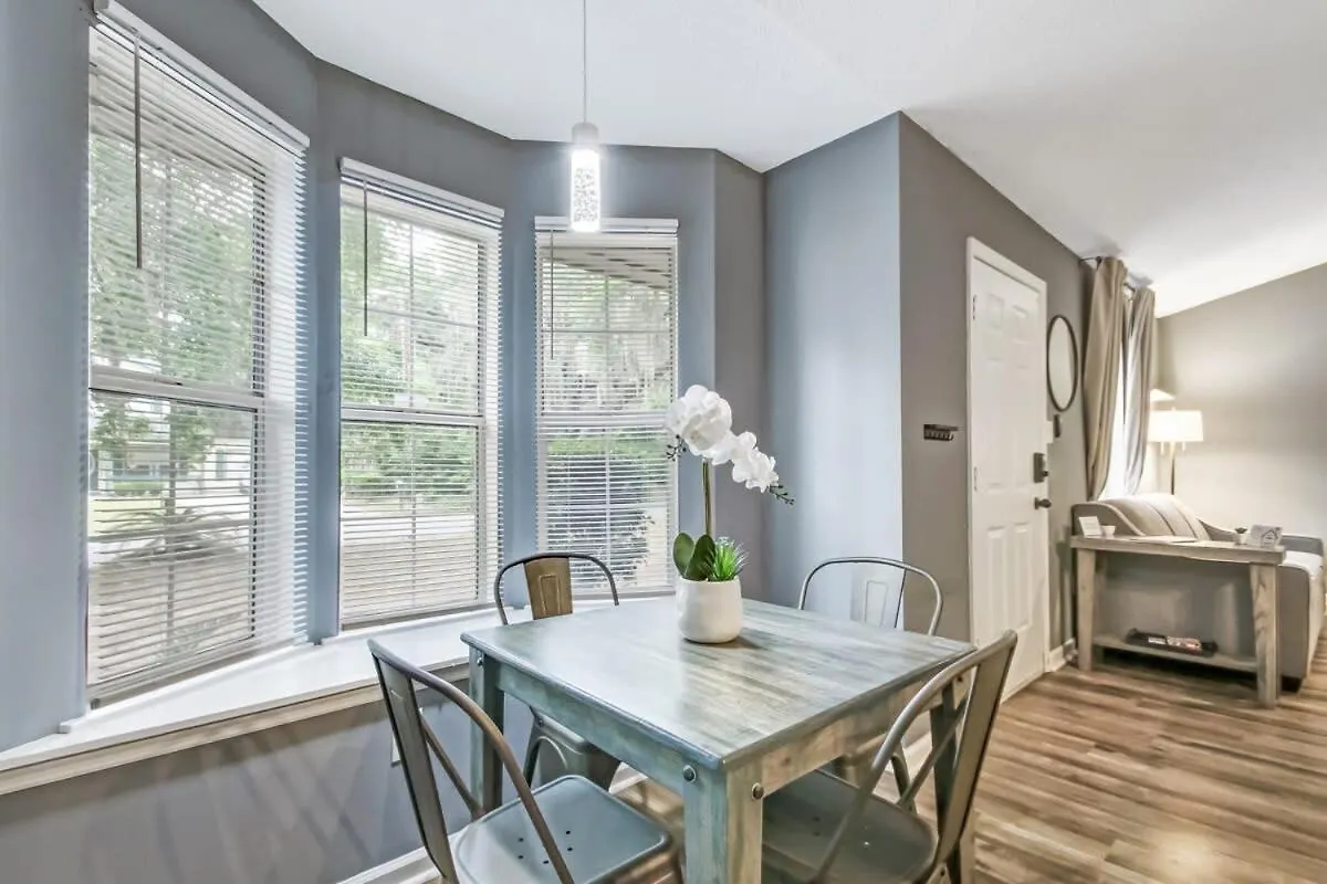 Near Dining & Downtown- Moon River District Digs