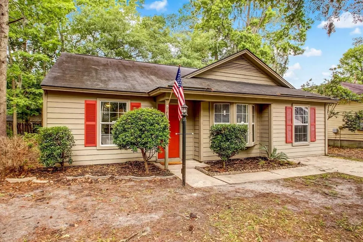 Near Dining & Downtown- Moon River District Digs Holiday home *