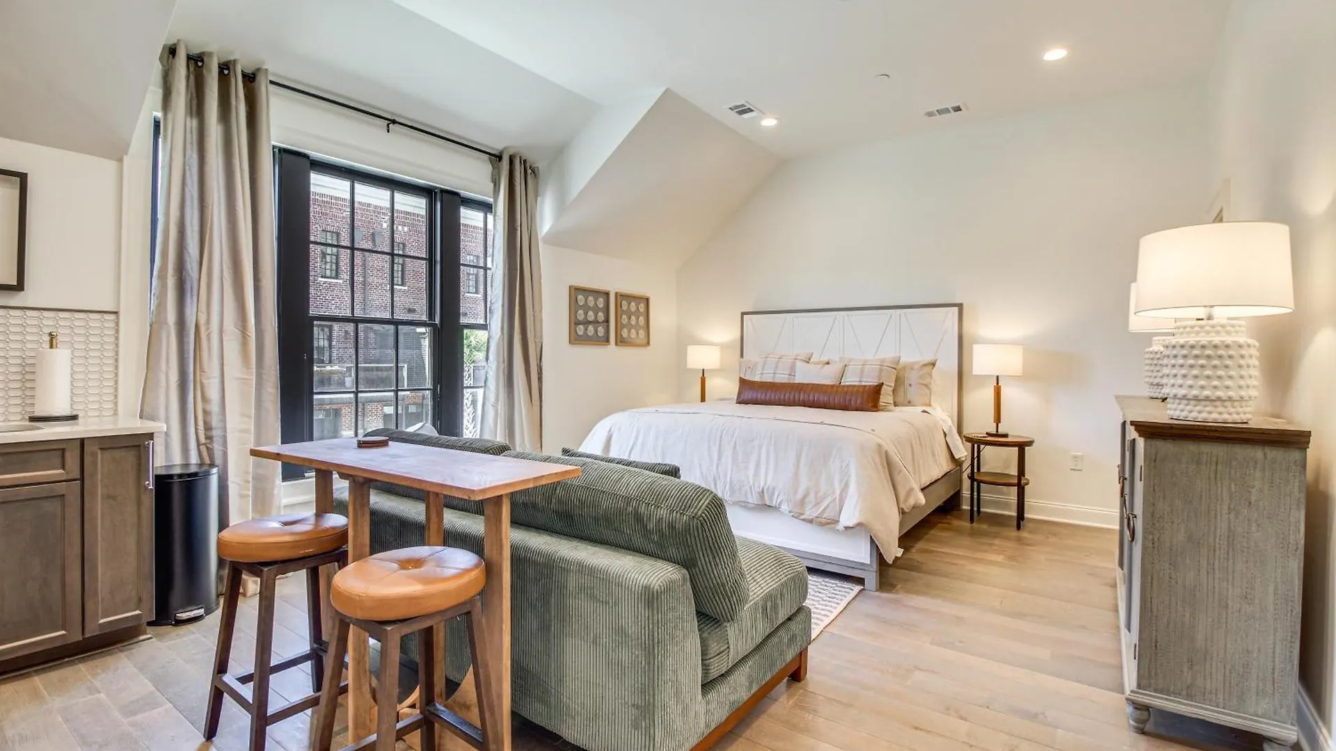 Lovely 1 Mi To Historic District! Apartment