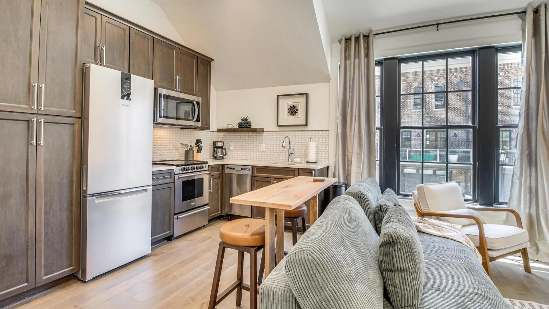 Lovely 1 Mi To Historic District! Apartment Savannah