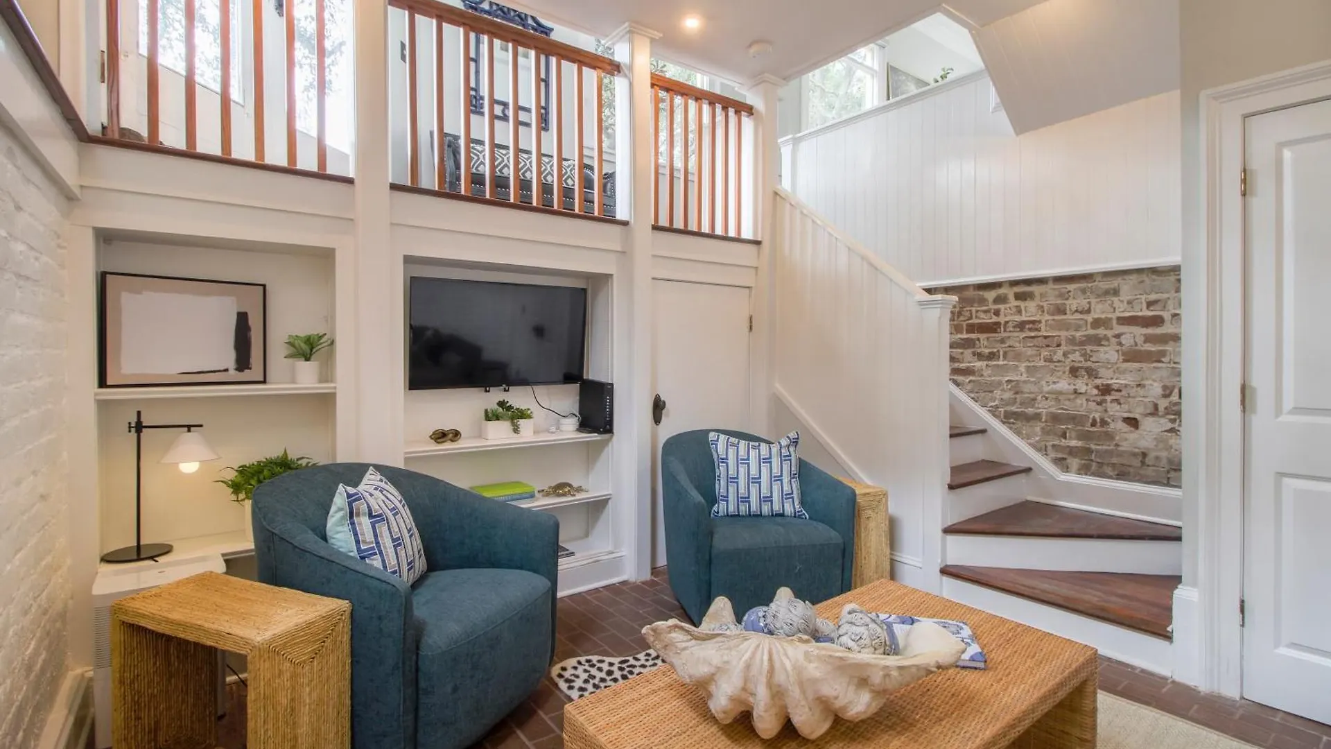 Walk To It In Downtown, Double King Beds Apartment Savannah