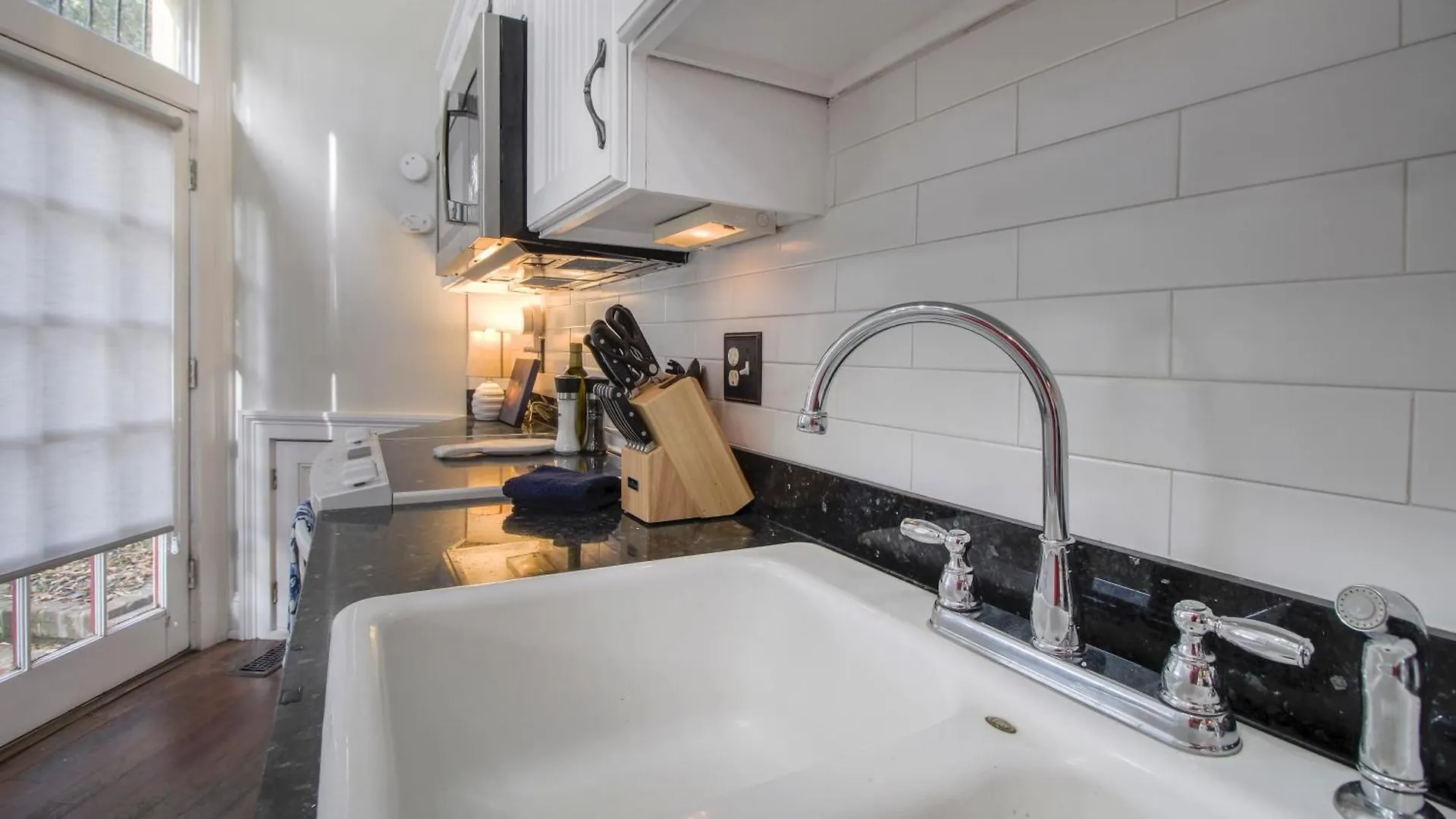Walk To It In Downtown, Double King Beds Apartment *