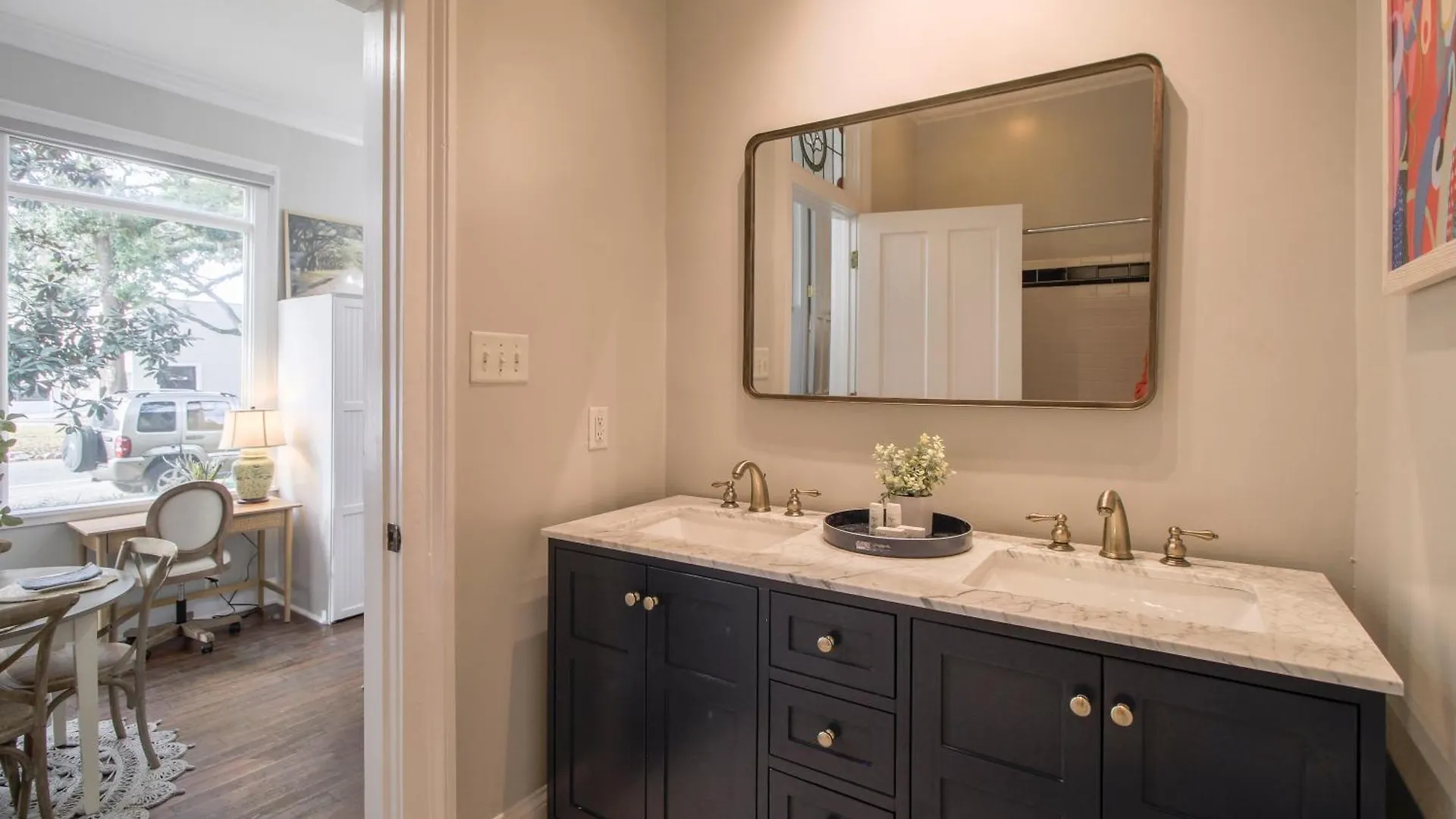 Walk To It In Downtown, Double King Beds Apartment