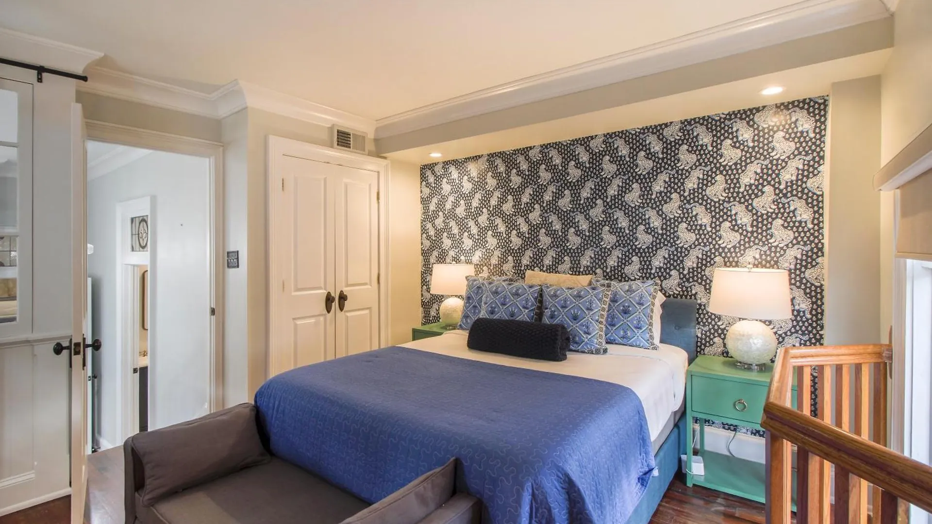 Walk To It In Downtown, Double King Beds Apartment Savannah