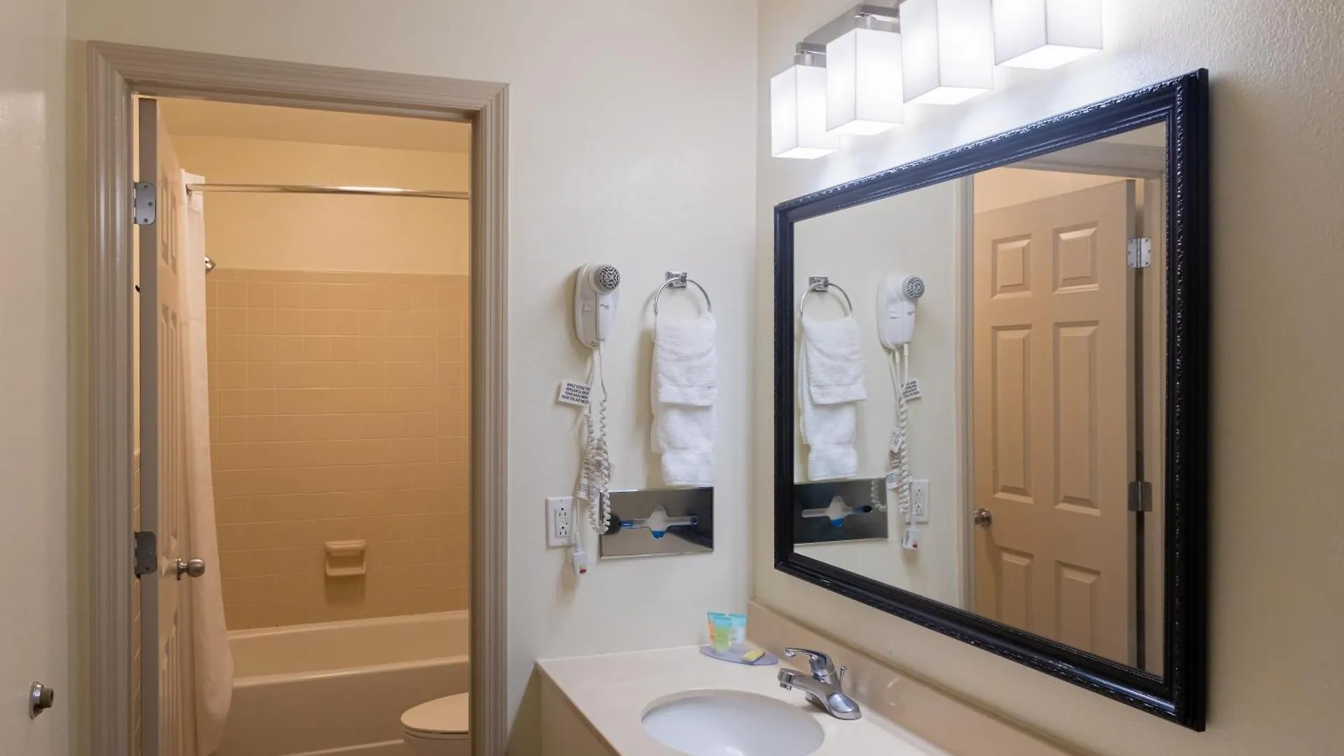Cottonwood Savannah & Conference Center 3*