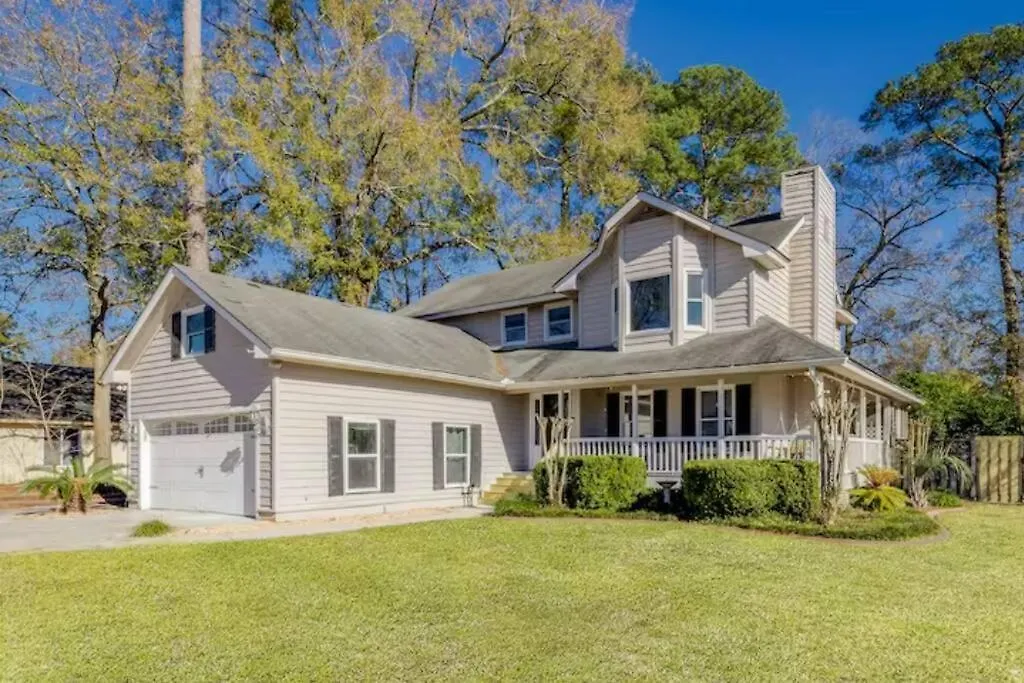 Spacious House Near Airport - 5 Br Holiday home Savannah