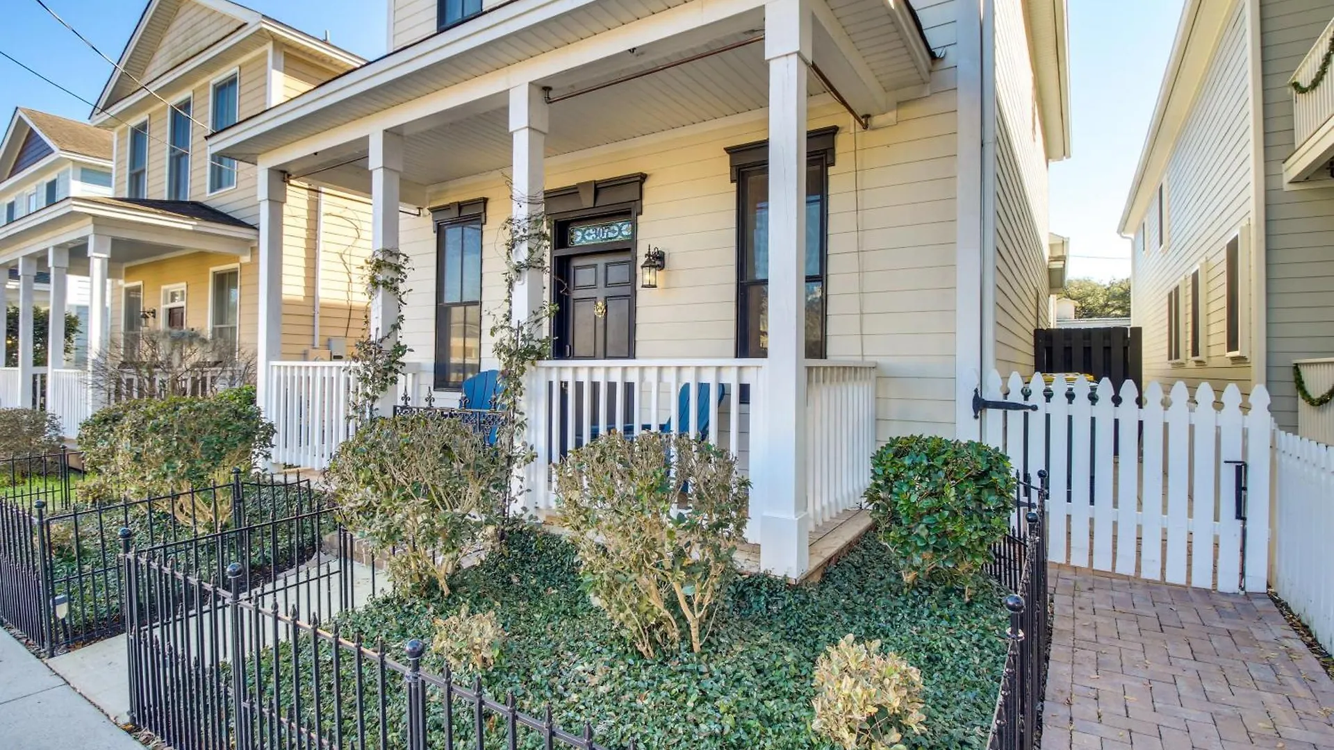 Holiday home Chic Thomas Square In Walkable Location!
