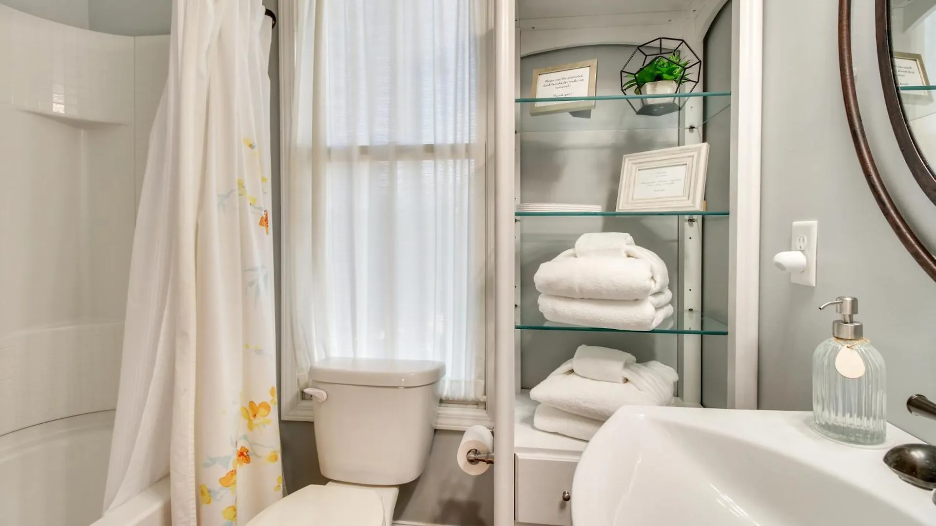 Chic Thomas Square In Walkable Location! Holiday home
