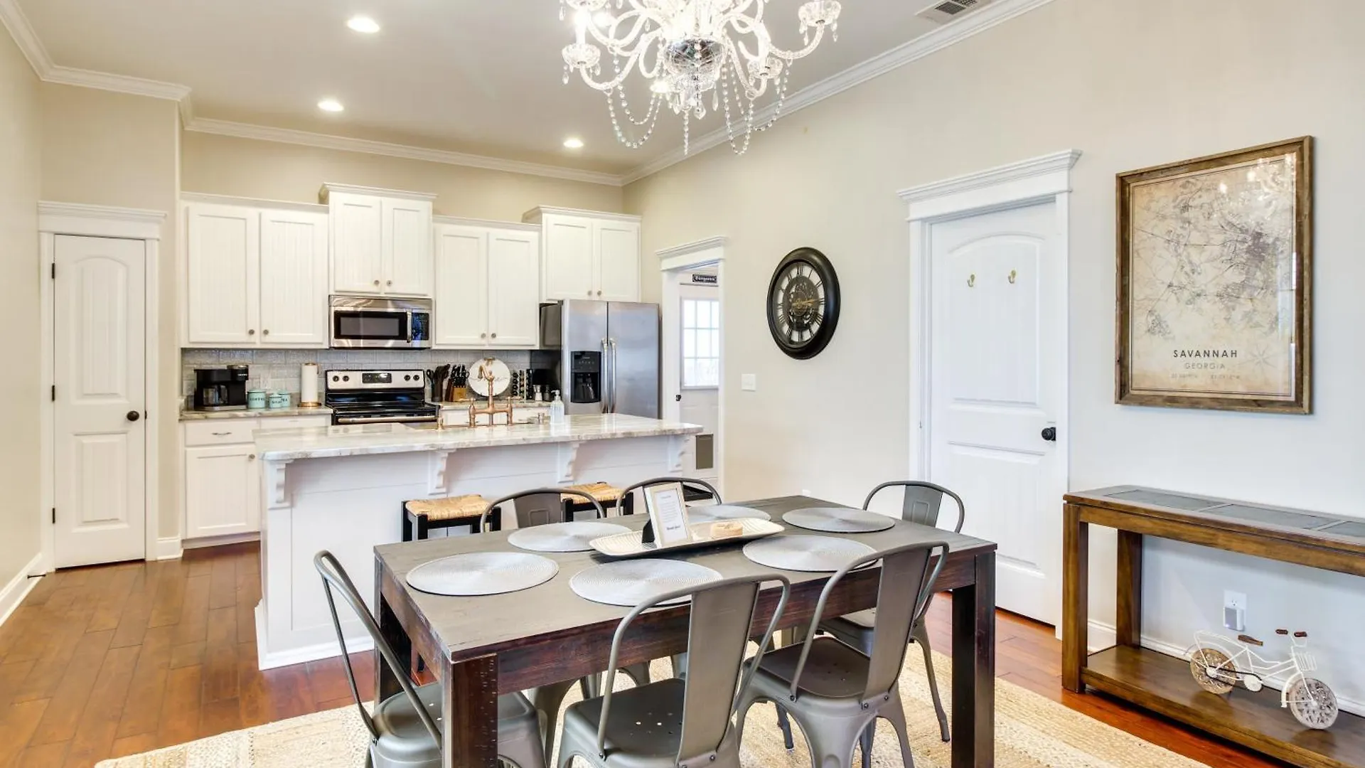 Chic Thomas Square In Walkable Location!