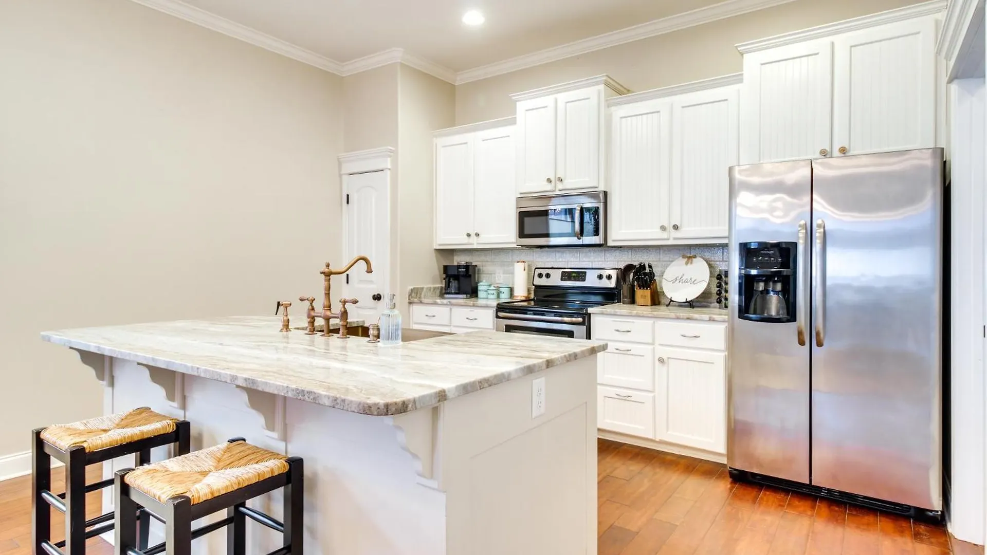 Chic Thomas Square In Walkable Location! *