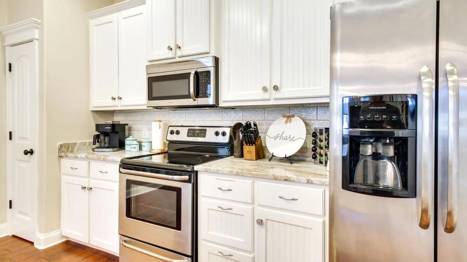 Chic Thomas Square In Walkable Location! Savannah
