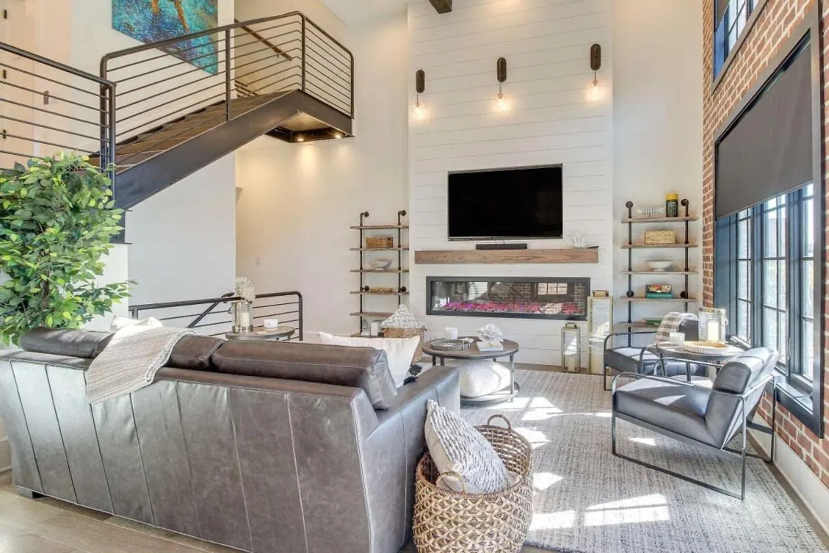 Luxurious Townhome With River Views