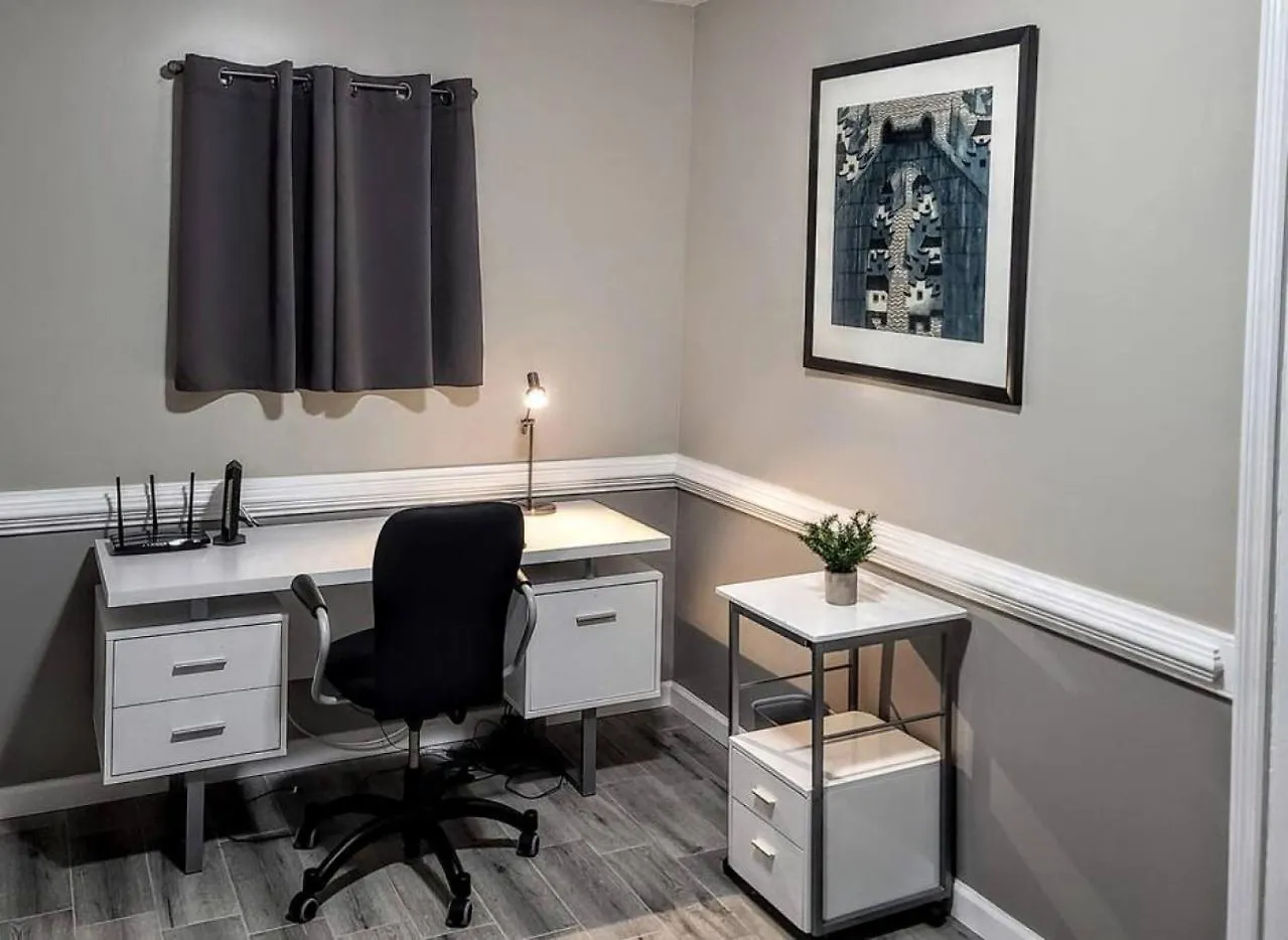 Cozy, Contemporary Haven Near Historic Downtown Semesterbostad *