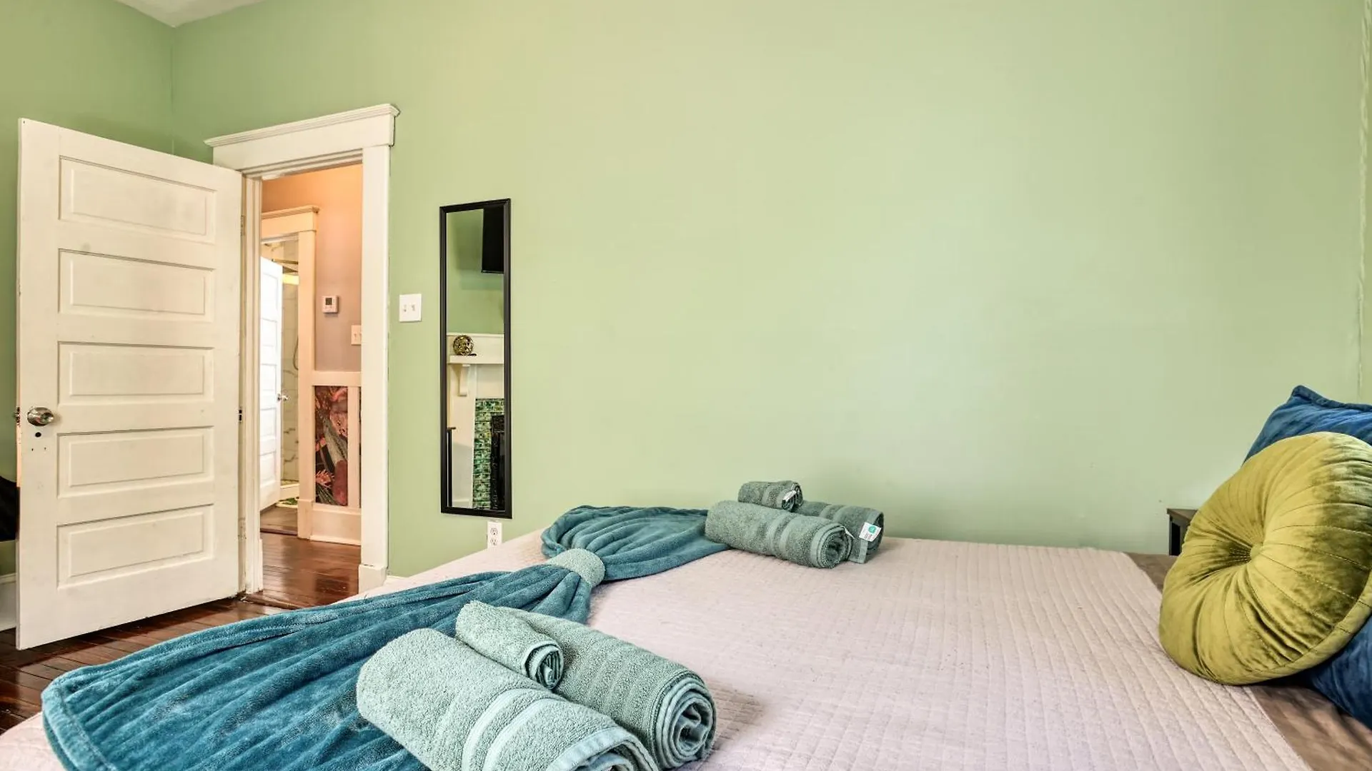 5 Mins To Forsyth - Downtown - Sleeps 10 - Starland *