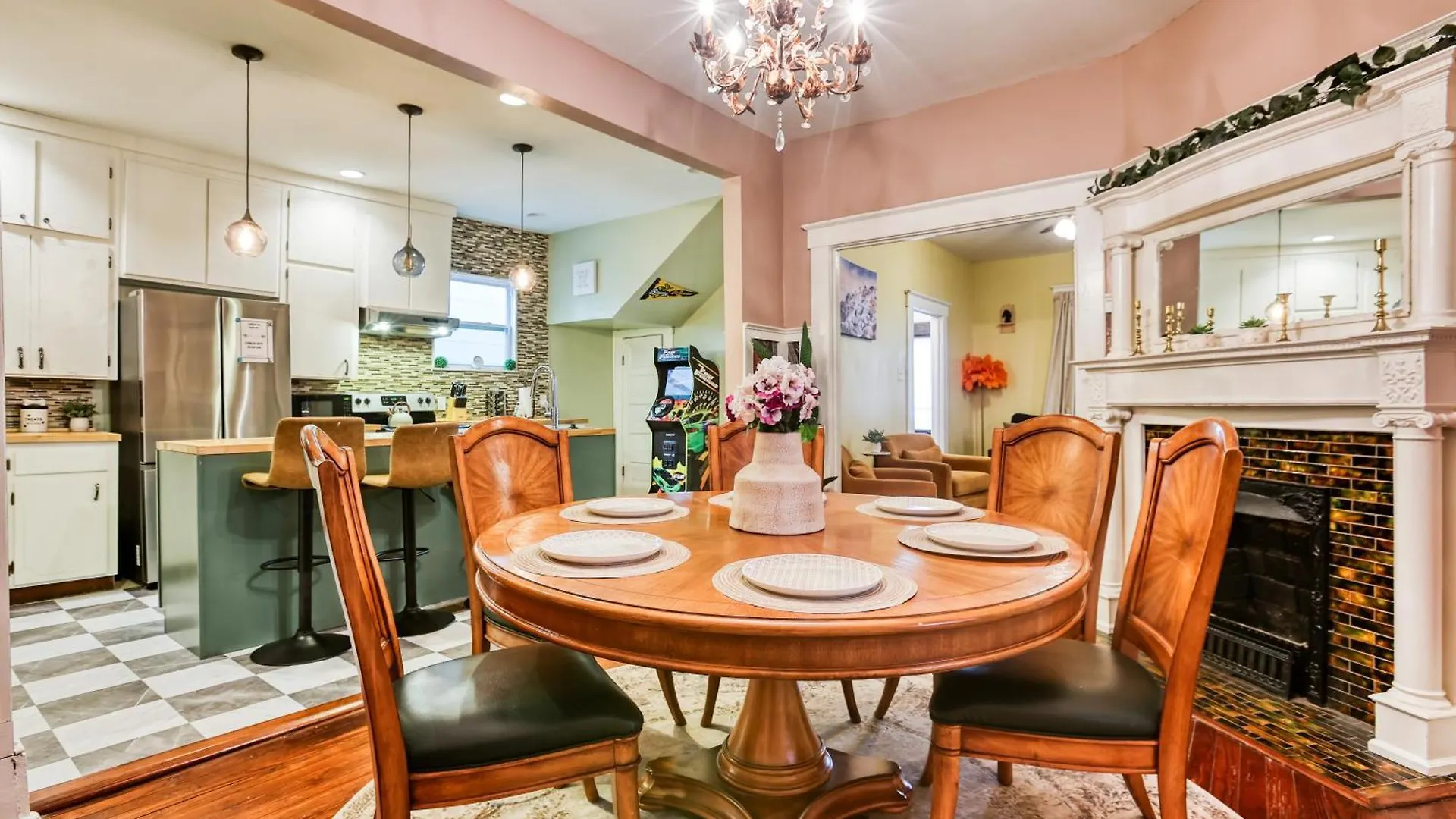 5 Mins To Forsyth - Downtown - Sleeps 10 - Starland