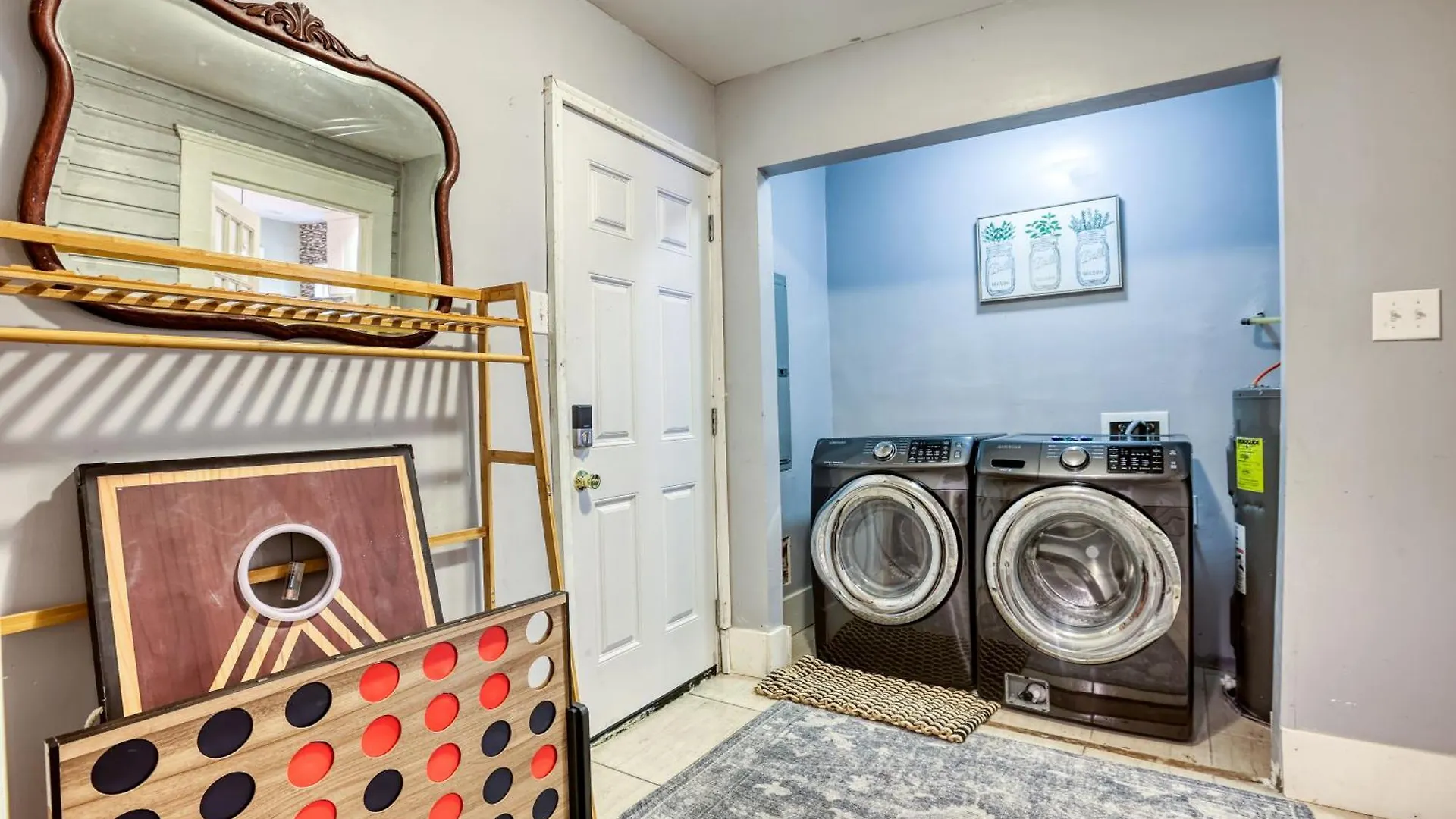 5 Mins To Forsyth - Downtown - Sleeps 10 - Starland