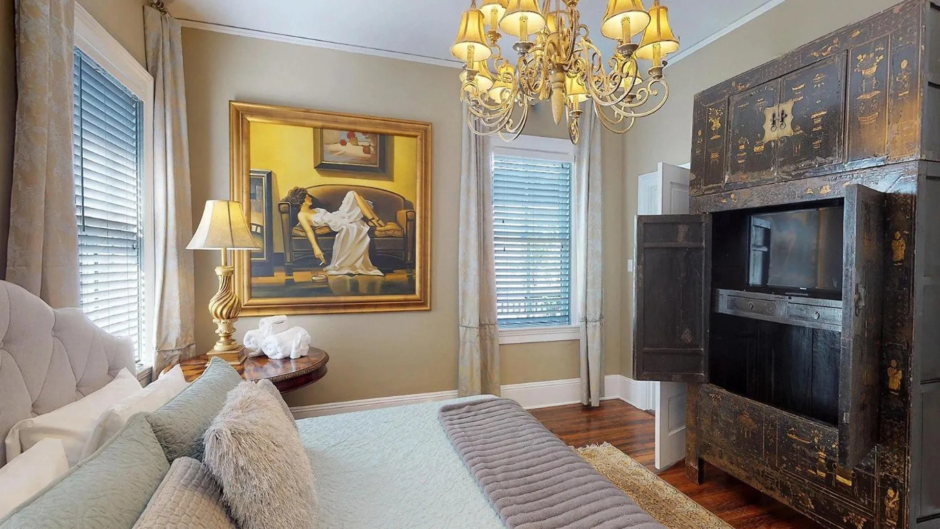 Southern Hall Upper Apartment *