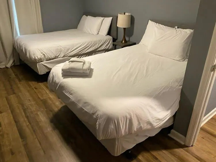Near Dining & Downtown- Moon River District Digs Holiday home