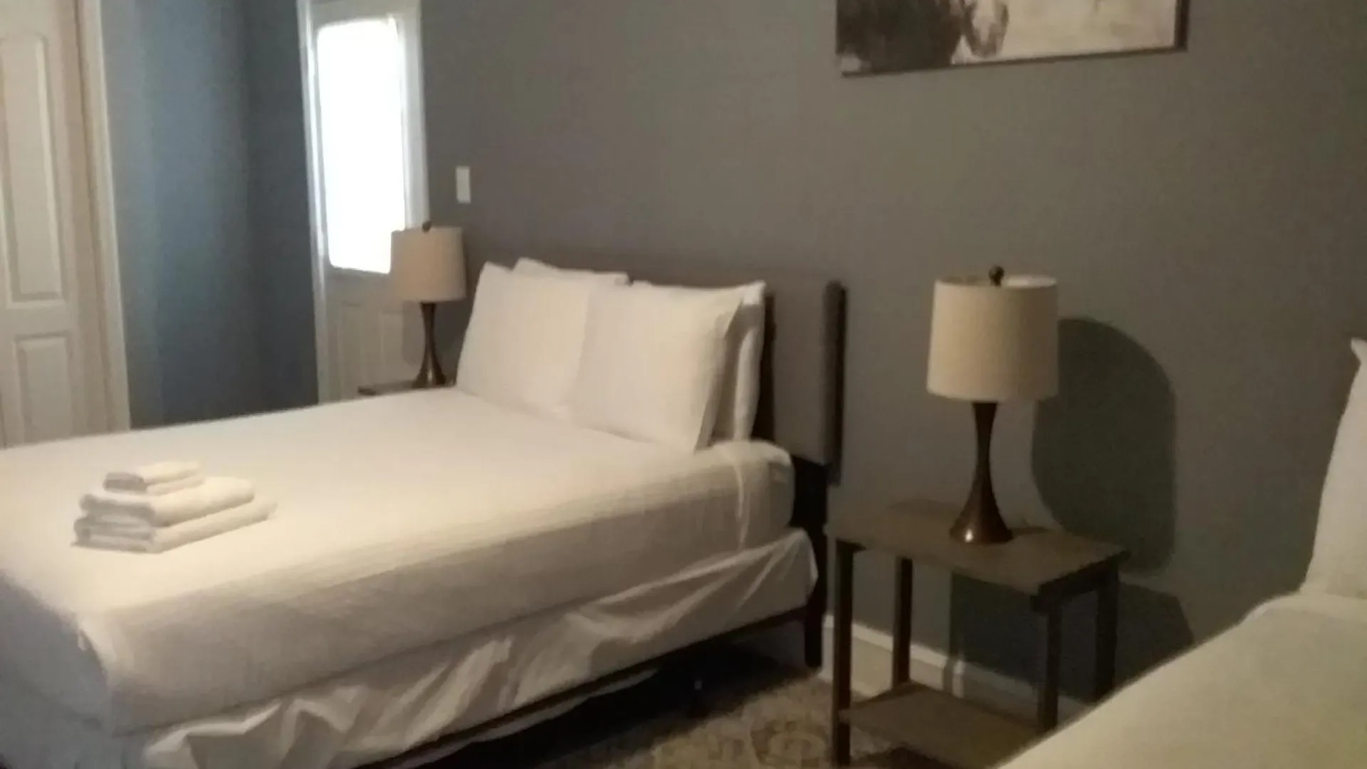 Near Dining & Downtown- Moon River District Digs