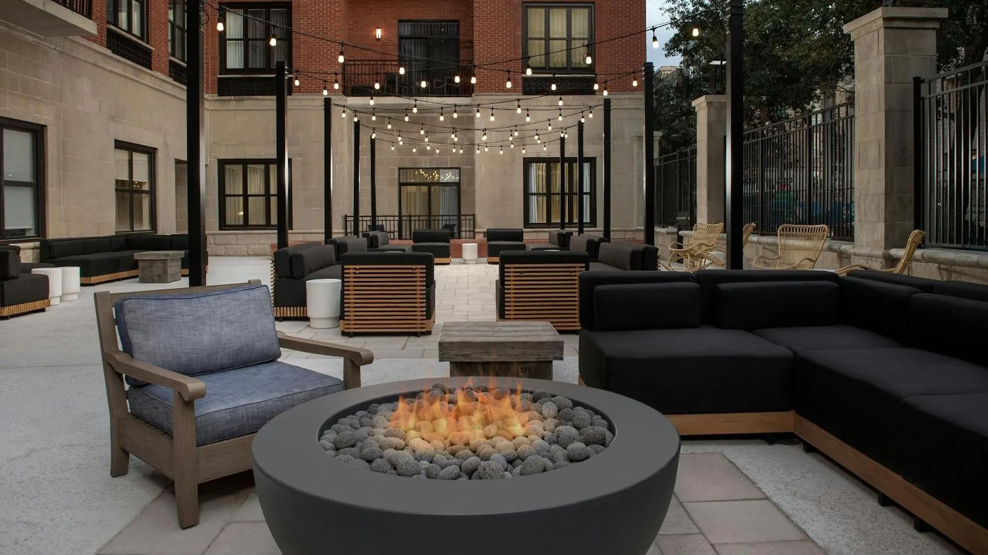 Courtyard By Marriott Downtown - Historic District 3*