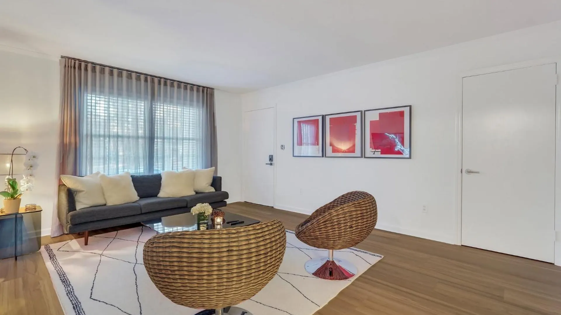 Spacious Mid-century Art Haven 公寓 *