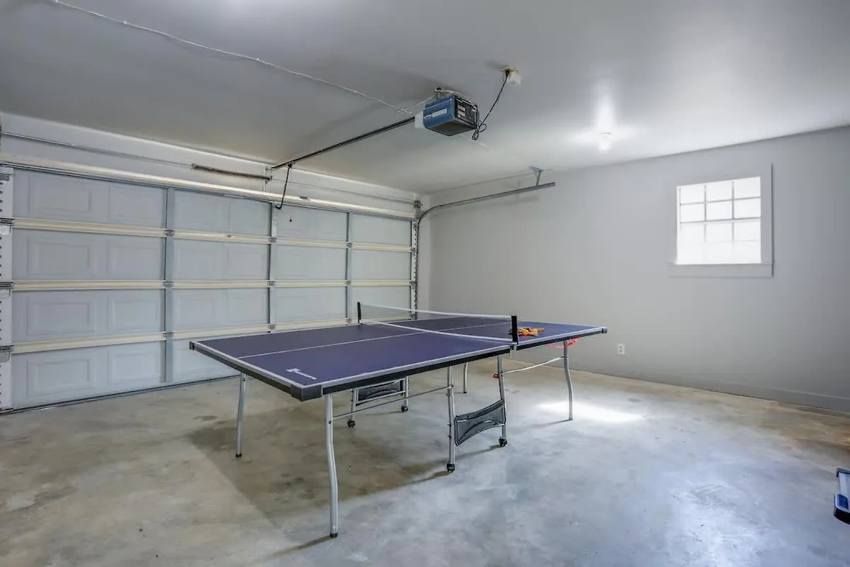 Large Family-friendly W Near & * Savannah