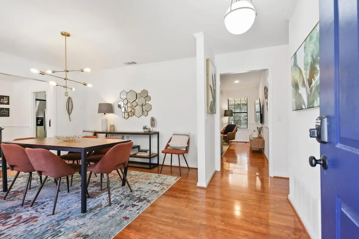 Large Family-friendly W Near & * Savannah