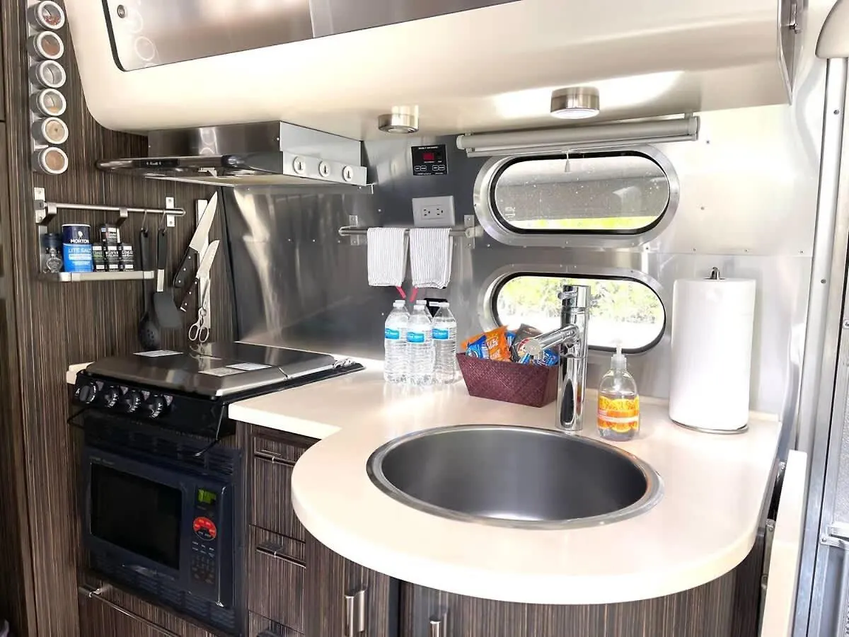 Campsite Silver Belle Airstream Glamper Near Tybee & Savannah
