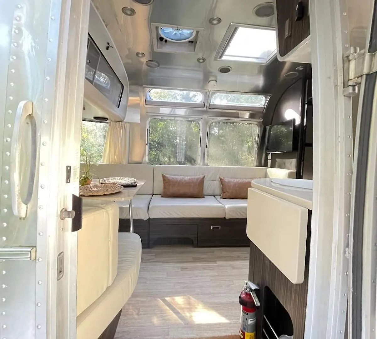 Silver Belle Airstream Glamper Near Tybee & Campsite Savannah