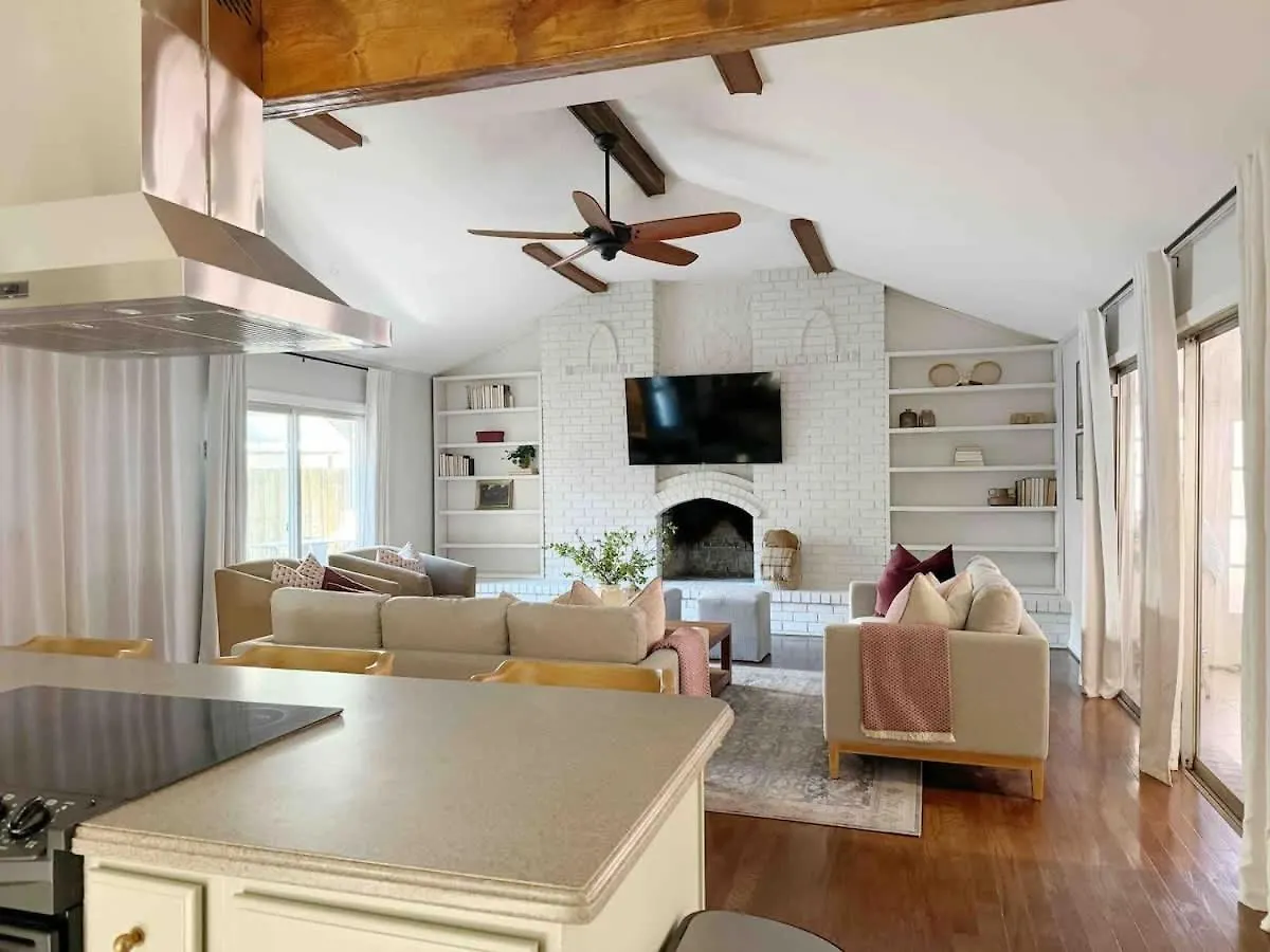 Spacious Family W Pool And Game-room Near Downtown And Nyaraló Savannah