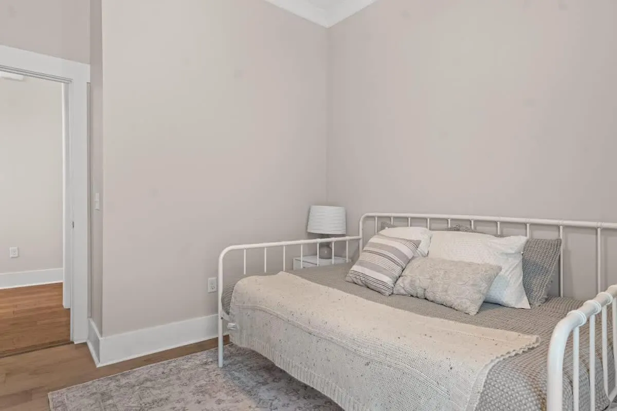 Renovated Dog Friendly Duplex Near Food & Fun Fully Fenced Yard And Private Parking 薩凡納