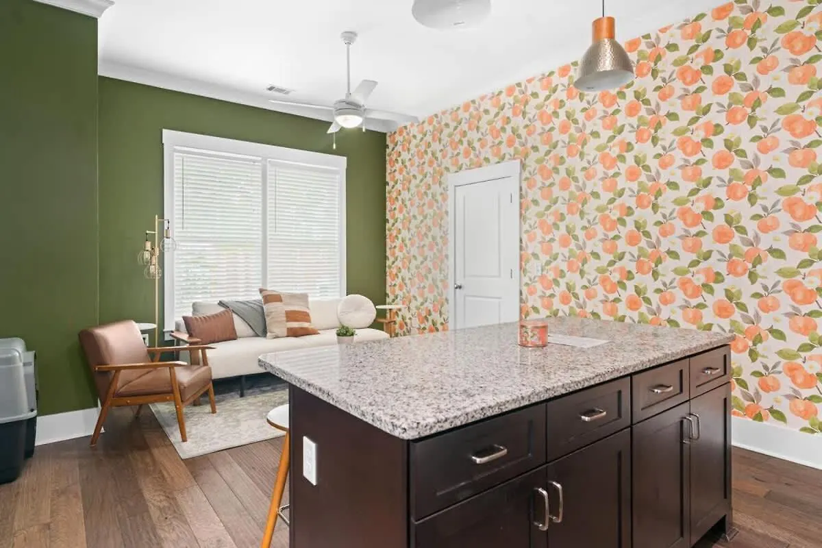 Renovated Dog Friendly Duplex Near Food & Fun Fully Fenced Yard And Private Parking 薩凡納