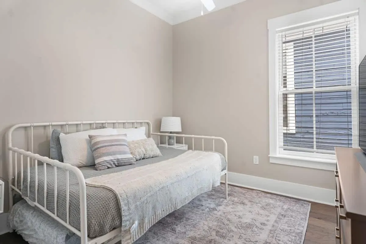 Renovated Dog Friendly Duplex Near Food & Fun Fully Fenced Yard And Private Parking * 薩凡納