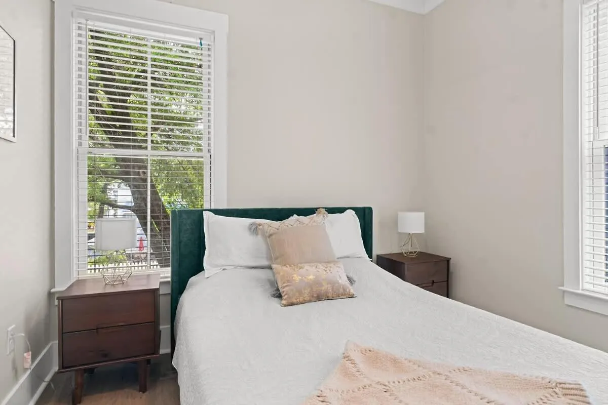 Renovated Dog Friendly Duplex Near Food & Fun Fully Fenced Yard And Private Parking