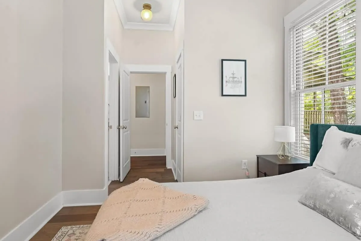 Renovated Dog Friendly Duplex Near Food & Fun Fully Fenced Yard And Private Parking 度假居 *