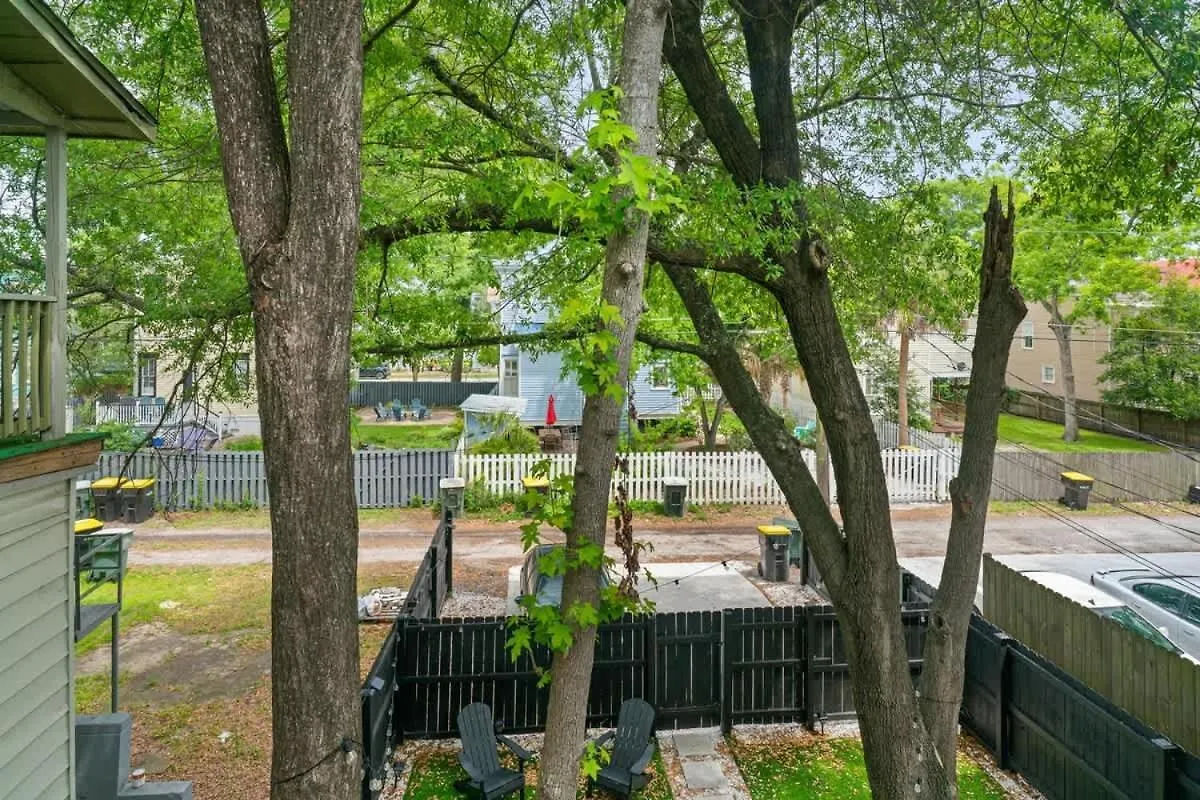 Renovated Dog Friendly Duplex Near Food & Fun Fully Fenced Yard And Private Parking * 薩凡納