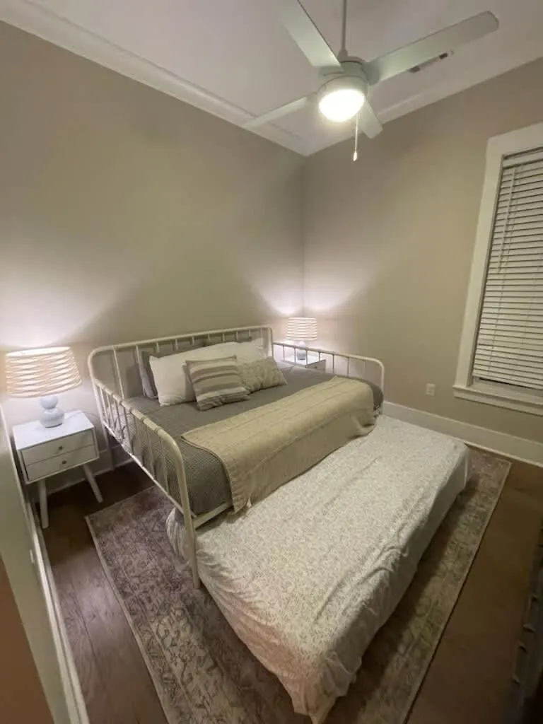 Renovated Dog Friendly Duplex Near Food & Fun Fully Fenced Yard And Private Parking 度假居 *