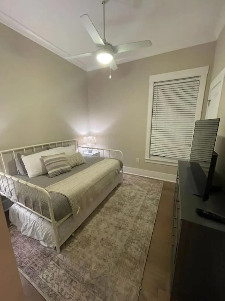 Renovated Dog Friendly Duplex Near Food & Fun Fully Fenced Yard And Private Parking 度假居 薩凡納