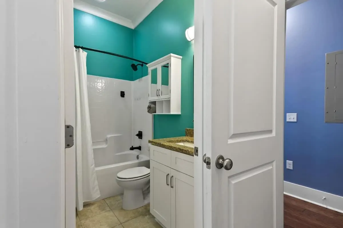 Renovated Dog Friendly Duplex Near Food & Fun Fully Fenced Yard And Private Parking 薩凡納