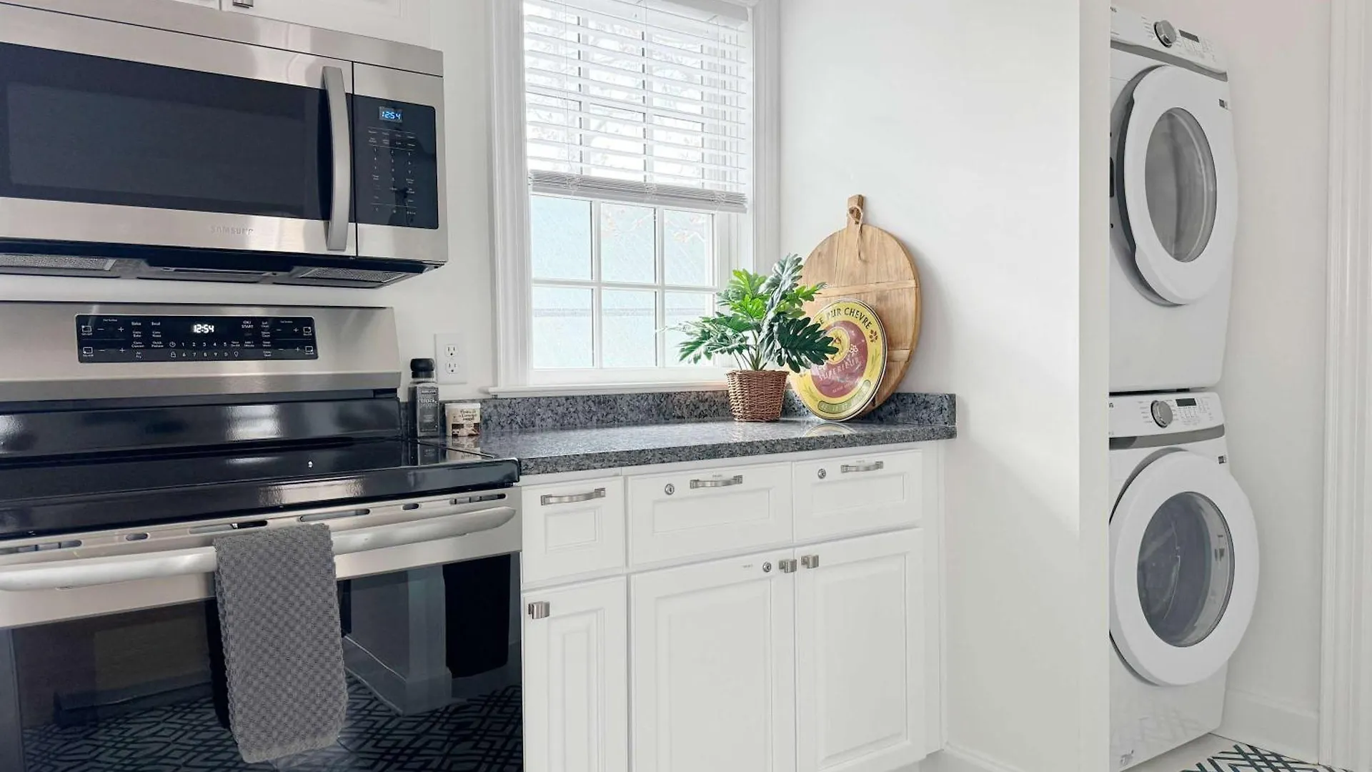 Sunny & Playful Carriage House In Downtown Here And Walk Everywhere * Savannah