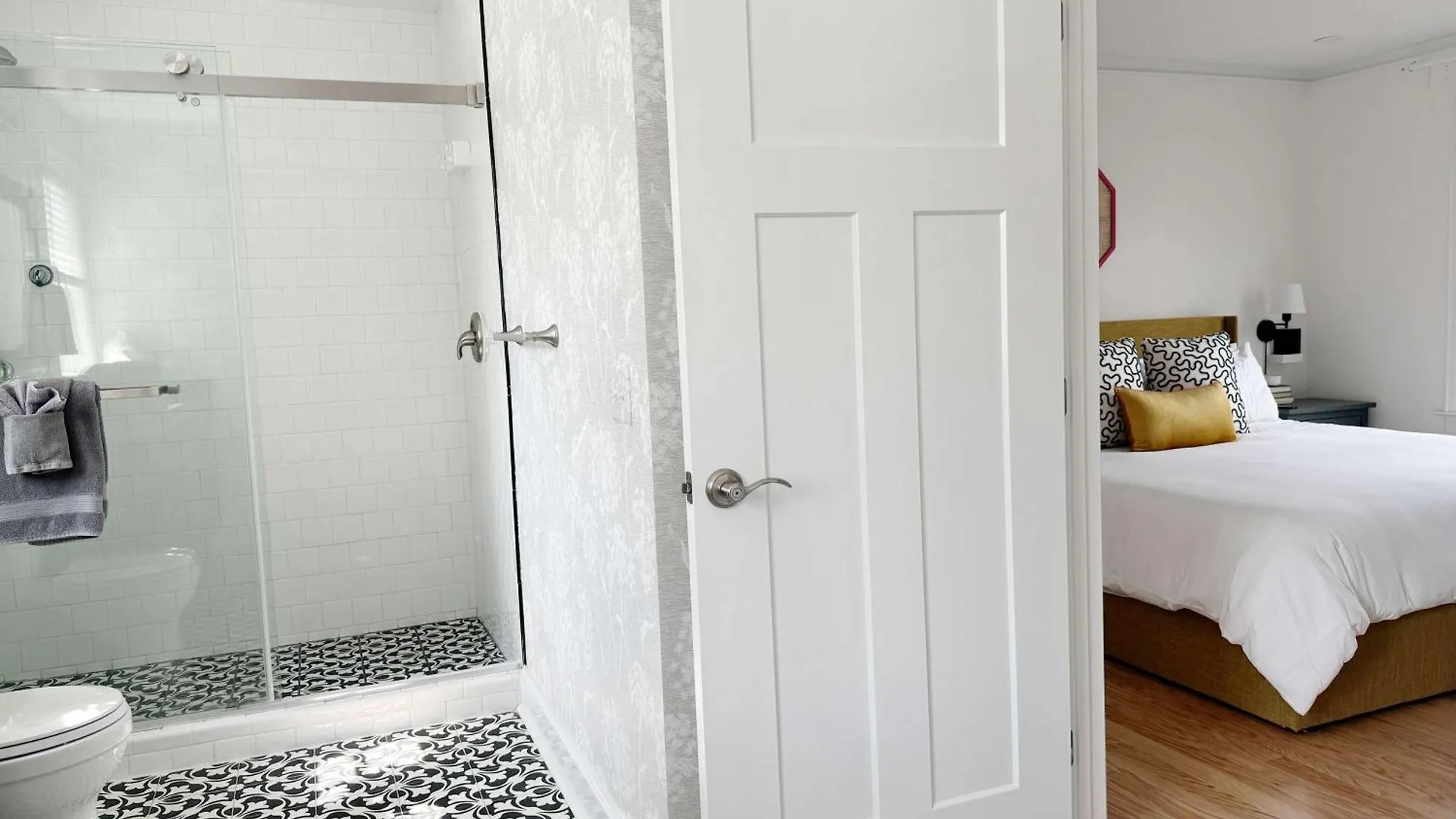 Sunny & Playful Carriage House In Downtown Here And Walk Everywhere Apartment