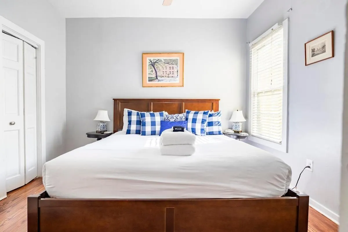 Historic Downtown King Bed Cottage- Parking And Patio サバンナ